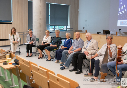 Pokaz filmu „Senior skarbnicą kultury” - pokazuje zdjęcia w głównym katalogu albumu Pokaz filmu „Senior skarbnicą kultury”
